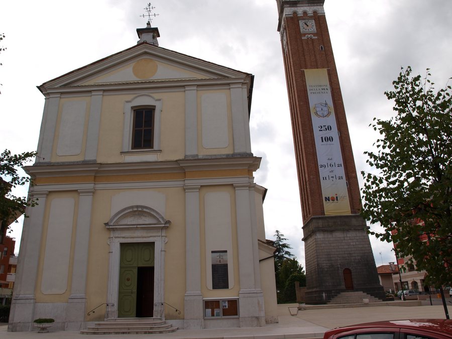 File:Chiesa di San Pietro Apostolo, facciata e campanile, Azzano Decimo (1).jpg
