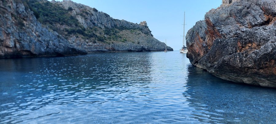 File:Cala bianca con torre di avvistamento (Marina di Camerota, Campania).jpg