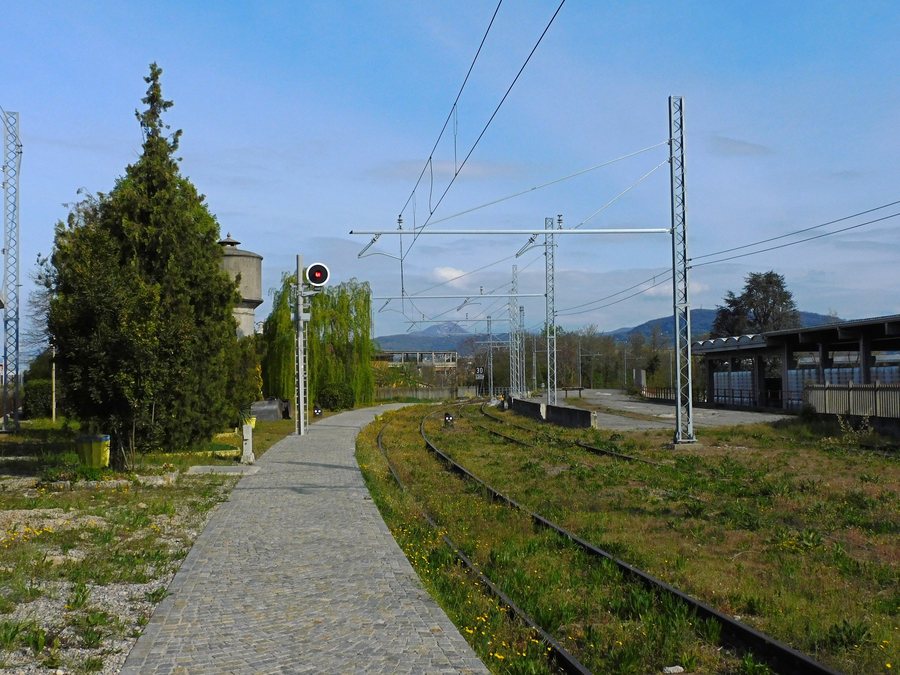 File:Stazione di Palazzolo sull Oglio binari quattro e cinque 20230410.jpg