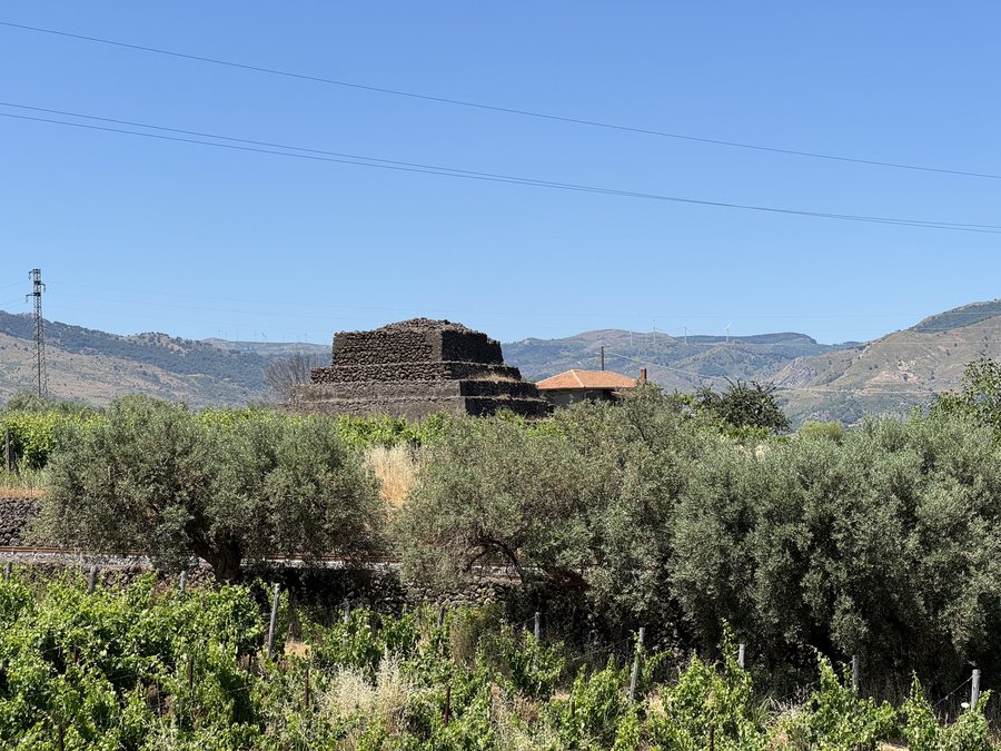 File:Piramide di Passopisciaro 01.jpg