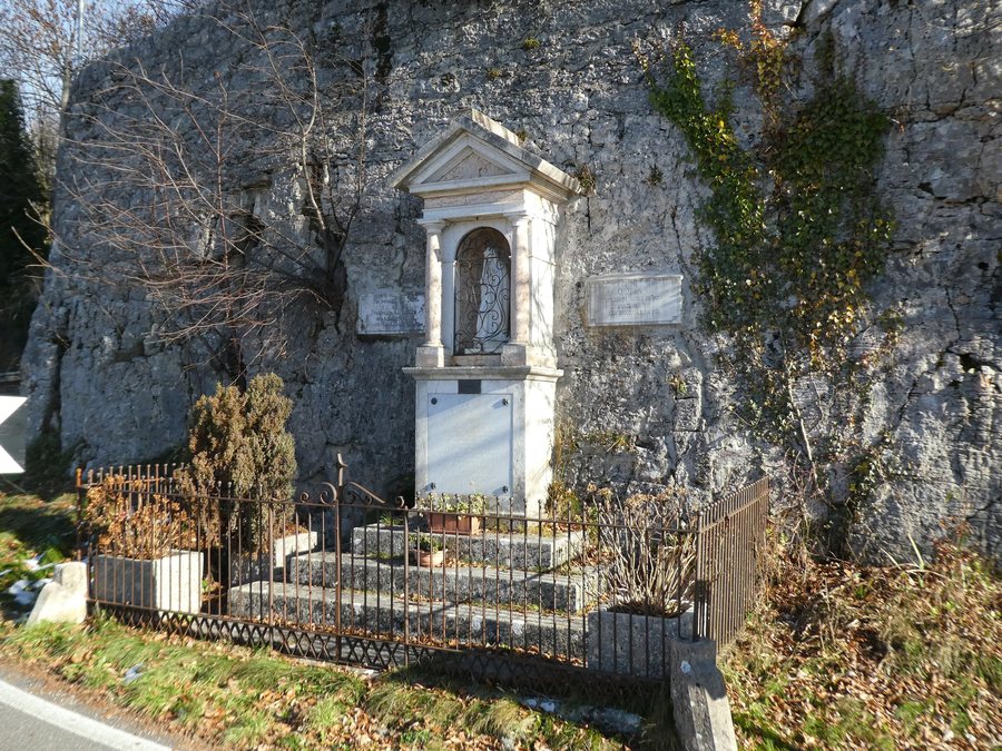 File:Bosco Chiesanuova - Capitello dell'Immacolata 02.jpg
