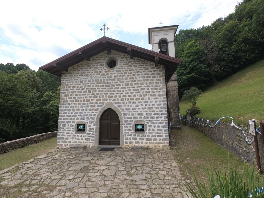 File:Val Brembilla - frazione Gerosa - santuario della Foppa.jpg