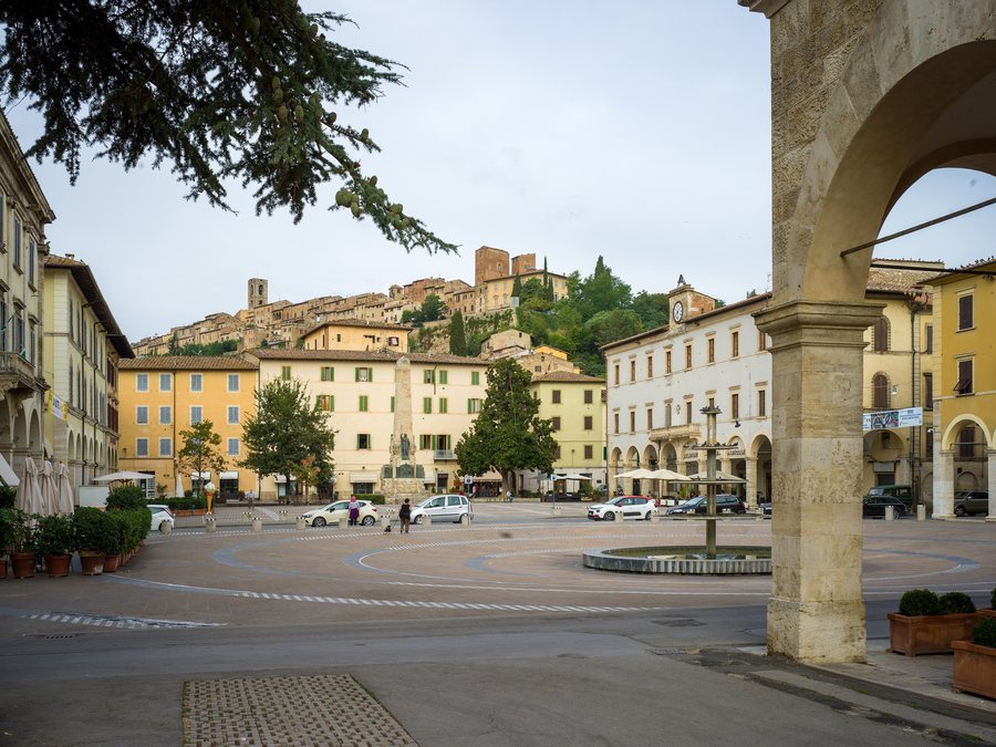 File:Piazza Arnolfo di Cambio Colle di Val d'Elsa.jpg
