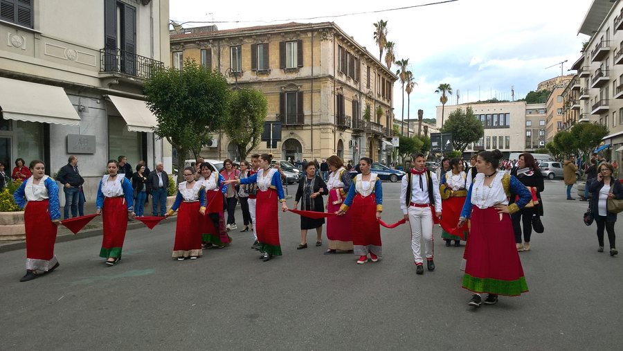 File:Arbëreshë costume (Firmo)01.jpg