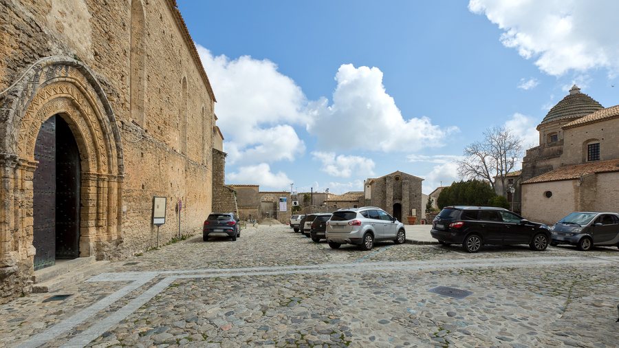 File:Gerace - Piazza Tre Chiese.jpg