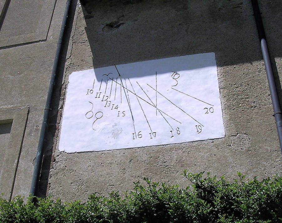 File:Sundial on a facade of the Patrizi Palace in Castel Giuliano, Bracciano, Italy.jpg