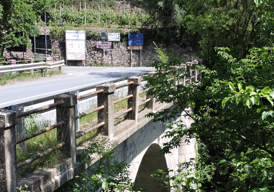 File:Bridge of statale della Valle Arroscia crossing Giara di Rezzo.png