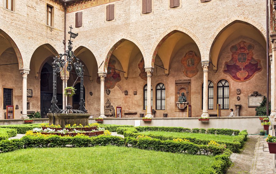 File:(Padova) Basilica di Sant'Antonio di Padova - Chiostro del noviziato - East view.jpg