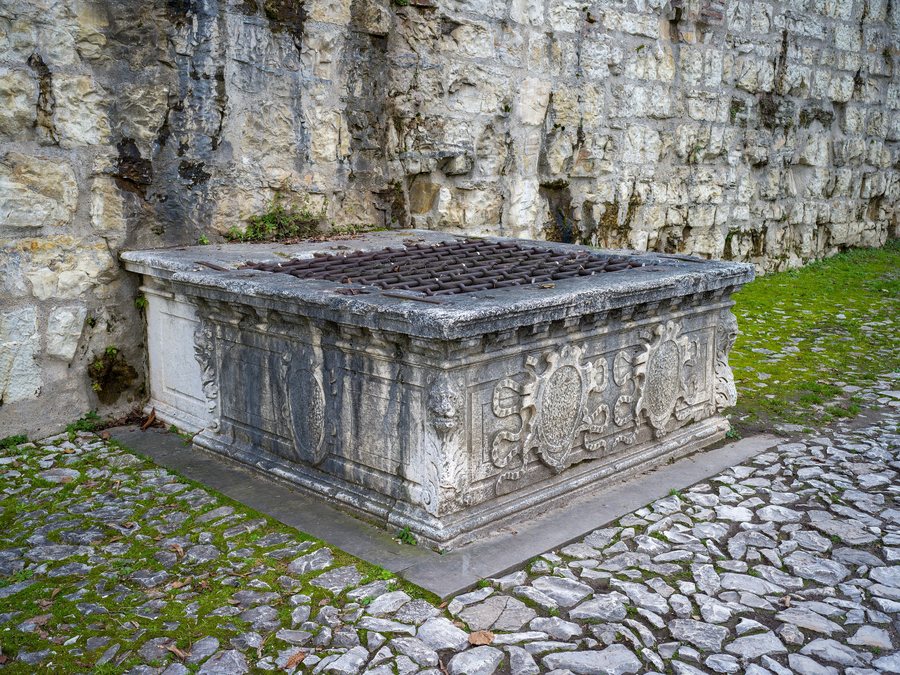 File:Brescia Castello mura 2.jpg