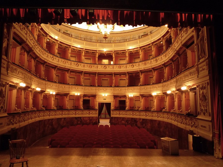 File:Cagli Teatro auditorium.jpg