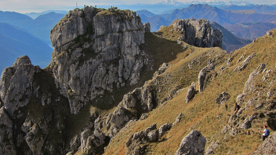 File:Cima del Monte Grona 1.736 m s.l.m, vista dal lato est della cresta 2015-10-25, Plesio (Como).JPG