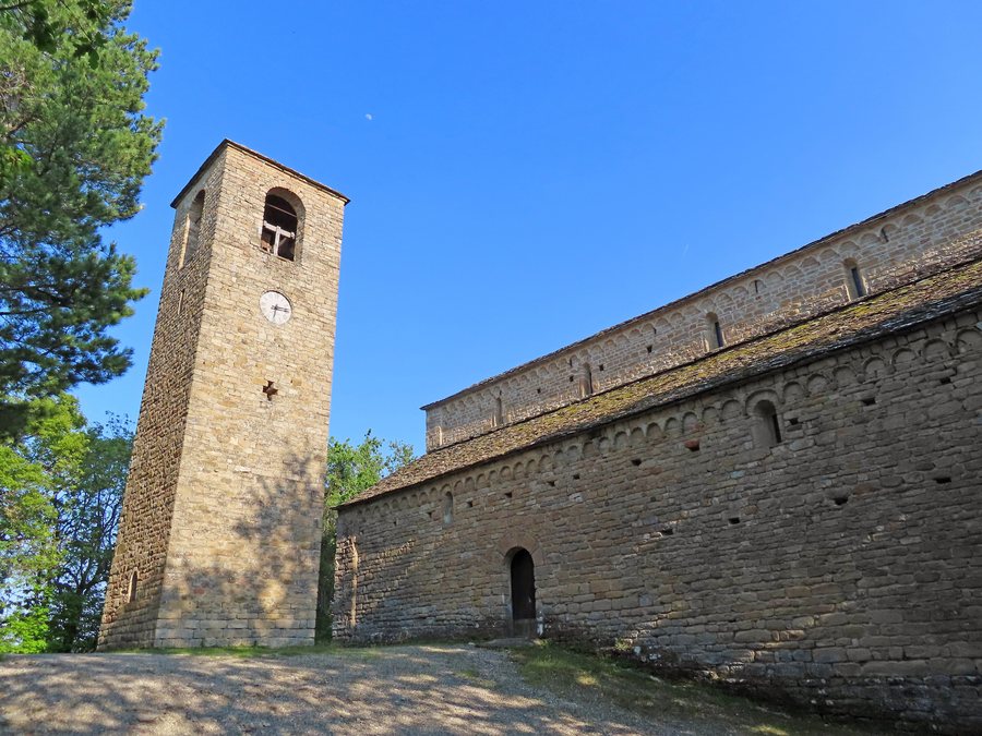 File:Pieve di Santa Maria Assunta (Sasso, Neviano degli Arduini) - campanile e lato nord 2022-05-10.jpg