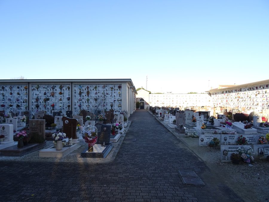 File:Cimitero di Piombino Dese 01.jpg