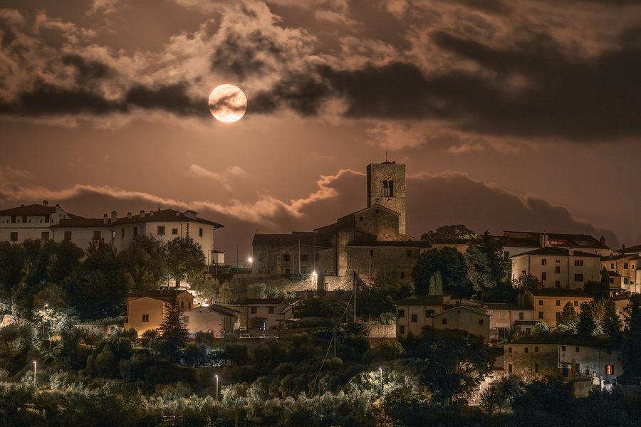 File:Luna a Montevettolini.jpg
