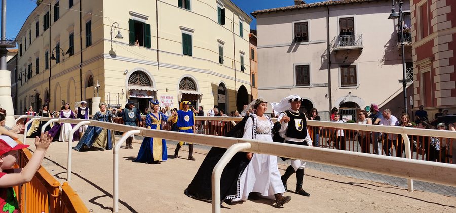 File:Medieval parade in Tarquinia 2.jpg