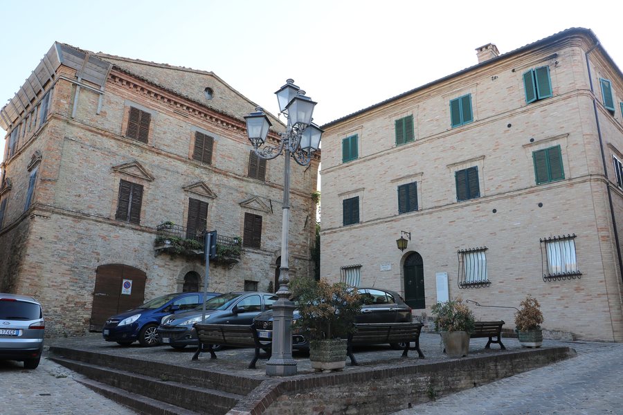 File:Centro storico - Montelupone 02.jpg