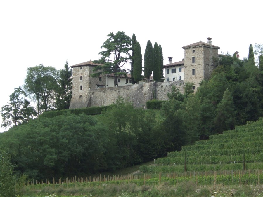 File:Dolegna del Collio-CastelloTrussio1.jpg