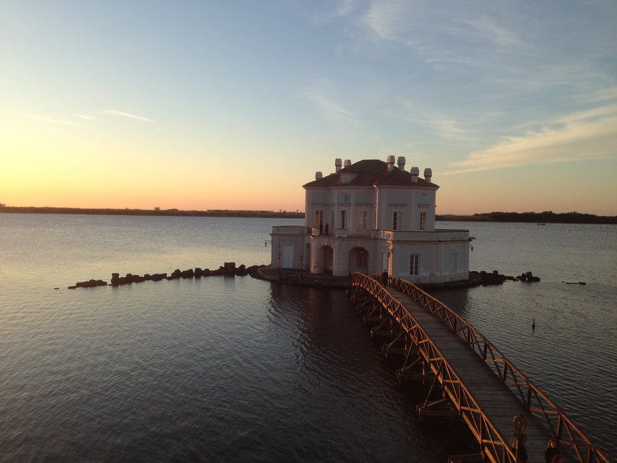 File:Bacoli Casina Vanvitelliana Lago del Fusaro Bacoli.jpg