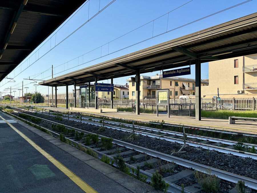 File:Dettaglio pensilina sud Stazione Montale-Agliana 2025.jpg
