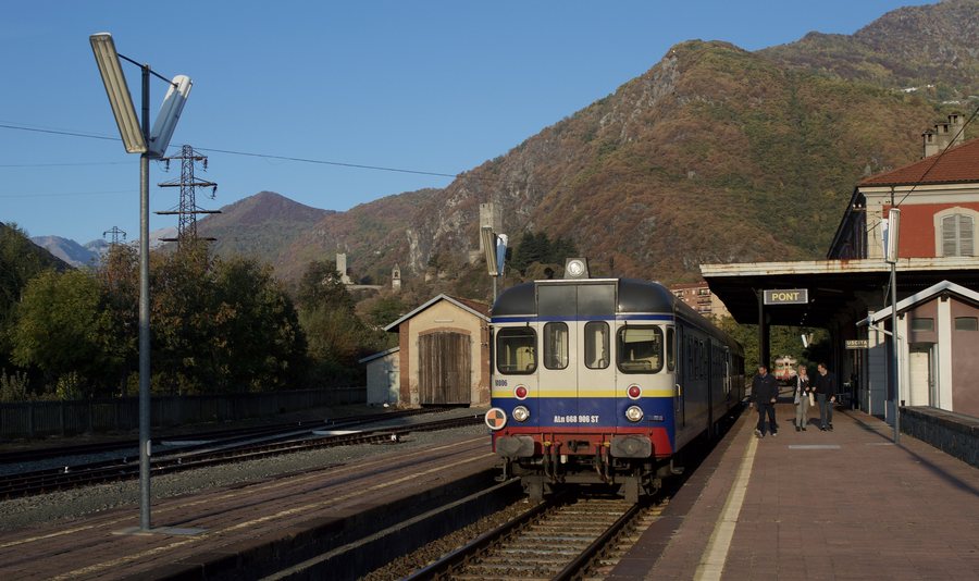File:13.10.17 Pont Canavese ALn668.906+ALn668.907 (37759610801).jpg