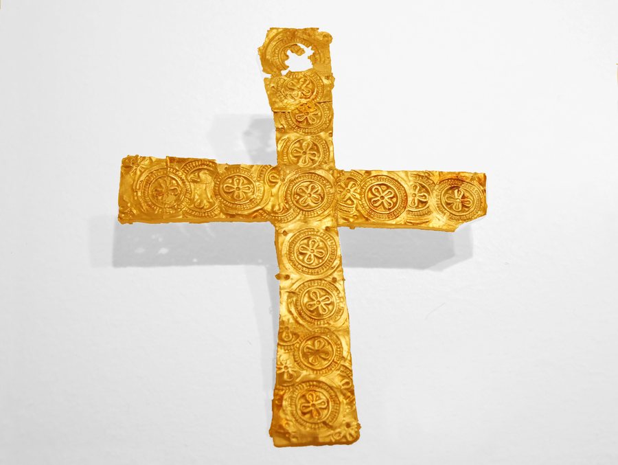 File:Lombard gold foil cross from Leno, Italy (2).jpg