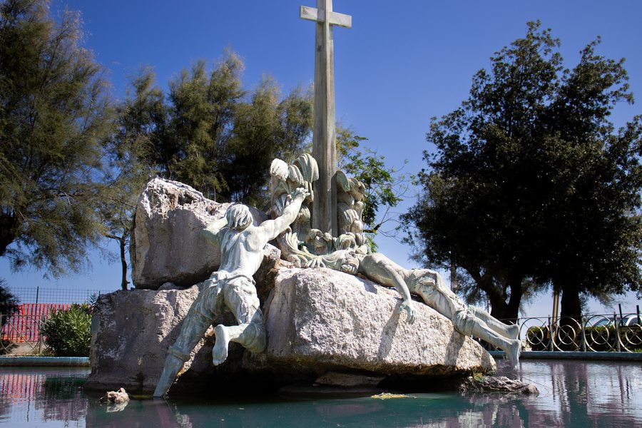 File:Monumento ai caduti del mare - roseto degli abruzzi.jpg