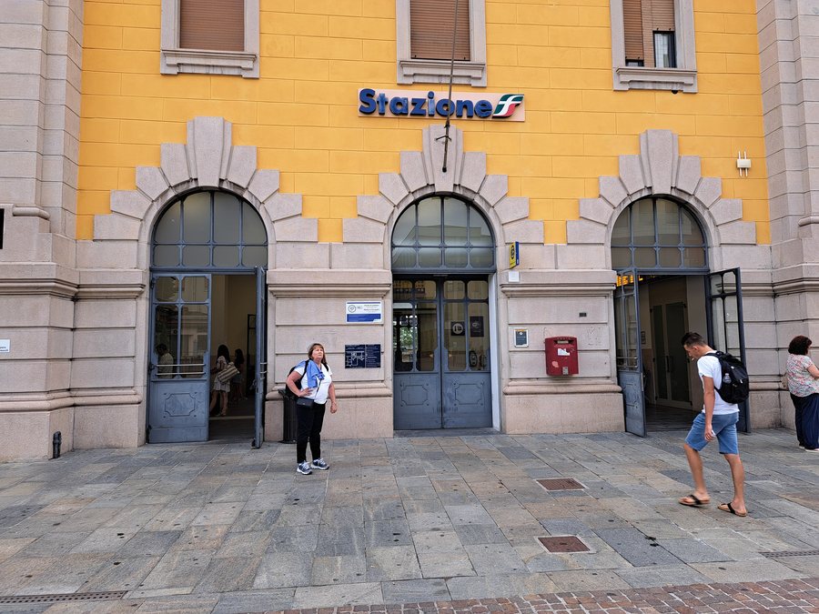 File:Stazione ferroviaria Fidenza, PR, Italia 01.jpg