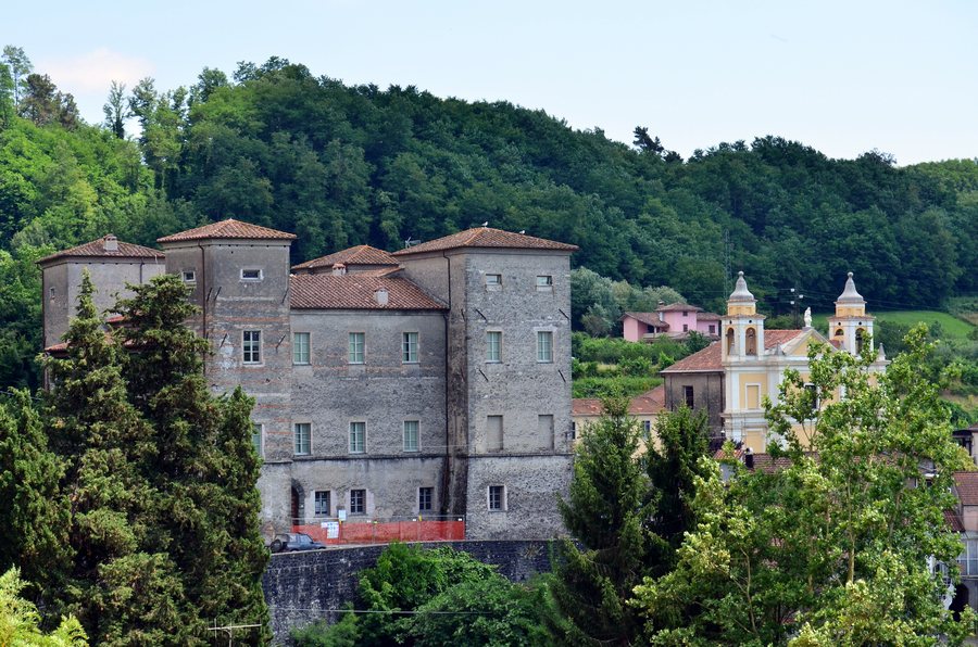 File:Pontebosio (Licciana Nardi)-panorama e castello.jpg