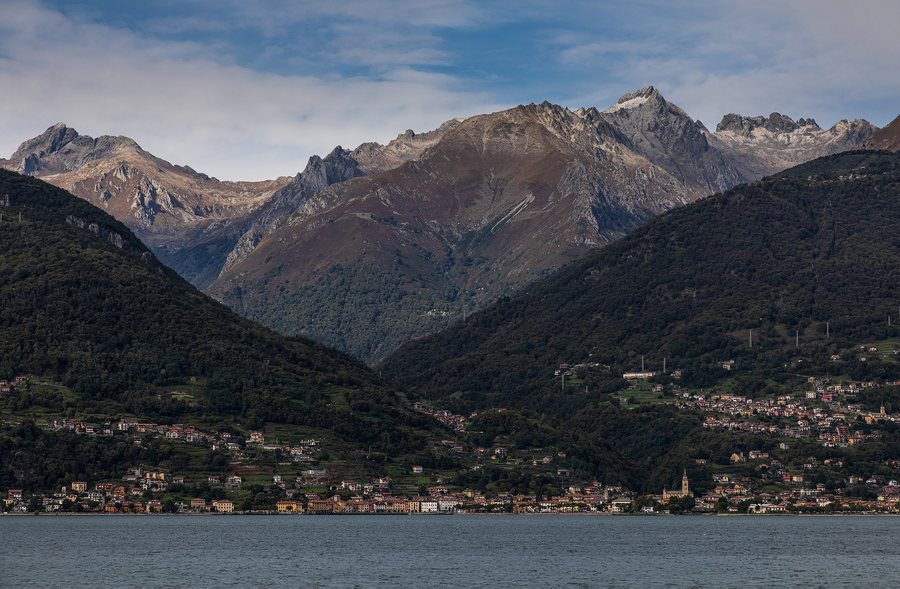 File:Domaso e le sue montagne.jpg