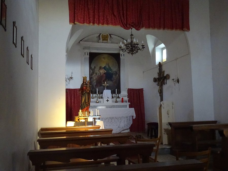 File:Amola, oratorio della Santissima Trinità - Interno.jpg