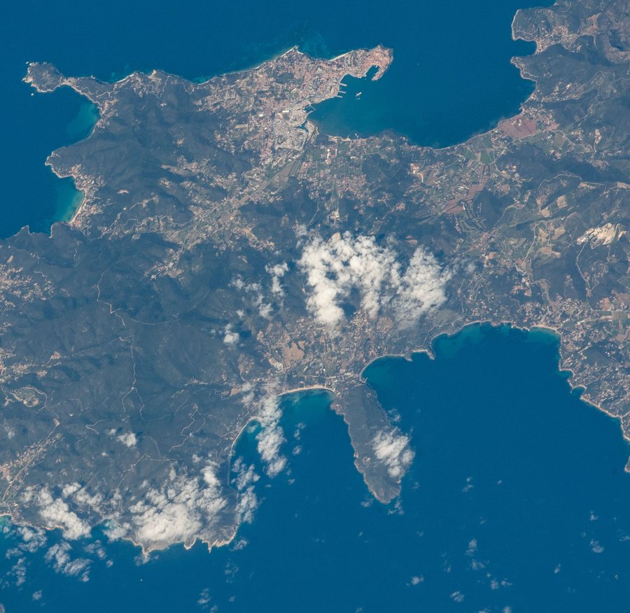 File:ISS064-E-51248 - View of Italy - Elba - Portoferraio - Monte Enfola - Golfo di Procchio - Monte Tambone - Capo di Fonzo - Capoliveri Lacona - Golfo Stella - Capo della Stella (cropped).jpg