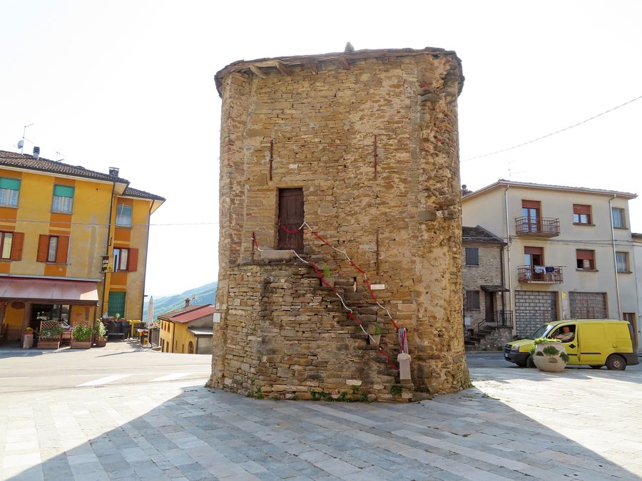 File:Castello (Varsi) - torre ovest 3 2022-05-16.jpg