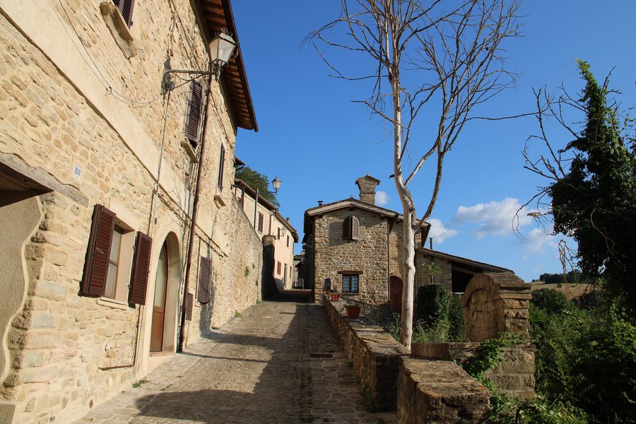 File:Cammino Francescano della Marca, Valfornace, Pievebovigliana 01.jpg