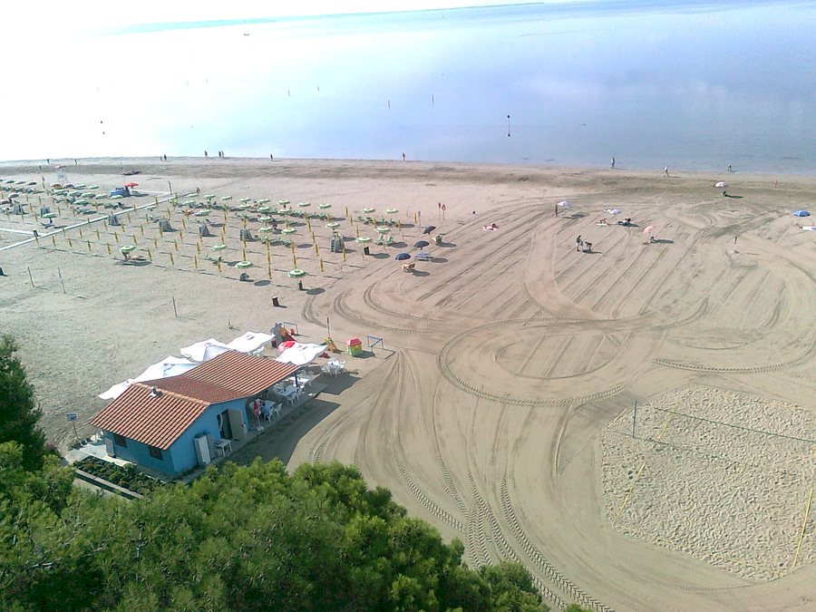 File:Spiaggia-Grado-Pineta.jpg
