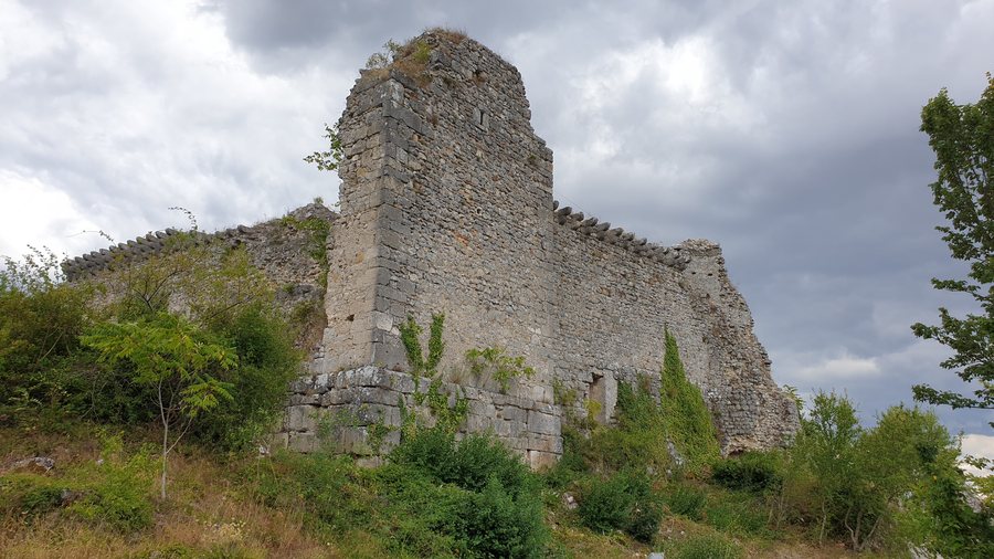 File:Massa d'Albe - Castello Orsini 01.jpg