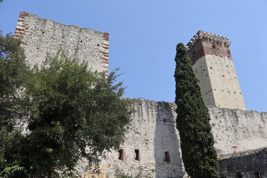 File:Castello di Montorio 01.jpg