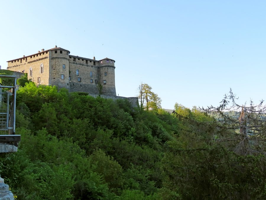File:Castello (Compiano) - facciata est e lato sud 3 2022-05-14.jpg