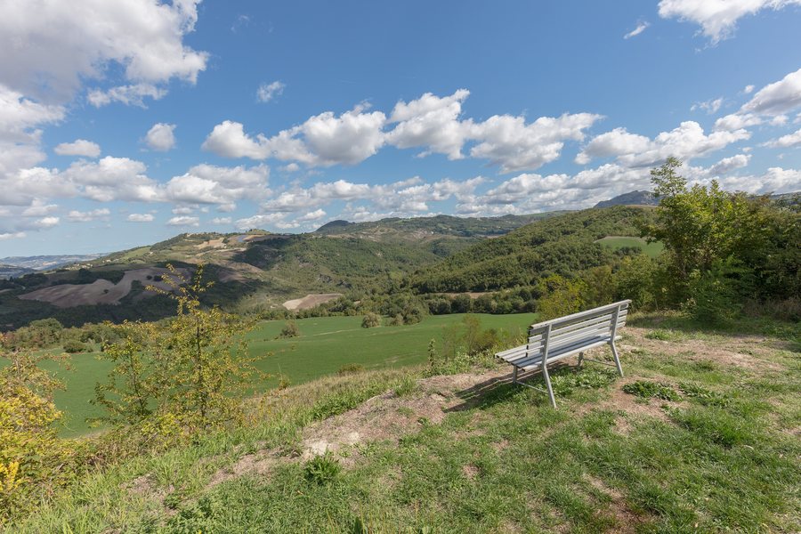 File:Banco para disfrutar del paisaje, Sant'Agata Feltria, Italia, 2022-09-20, DD 01.jpg