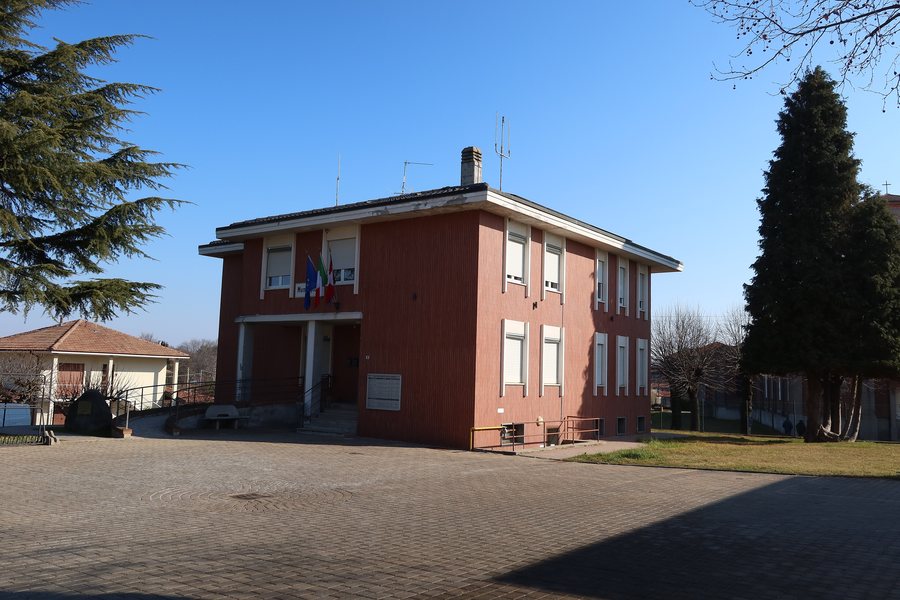 File:Divignano Municipio.jpg