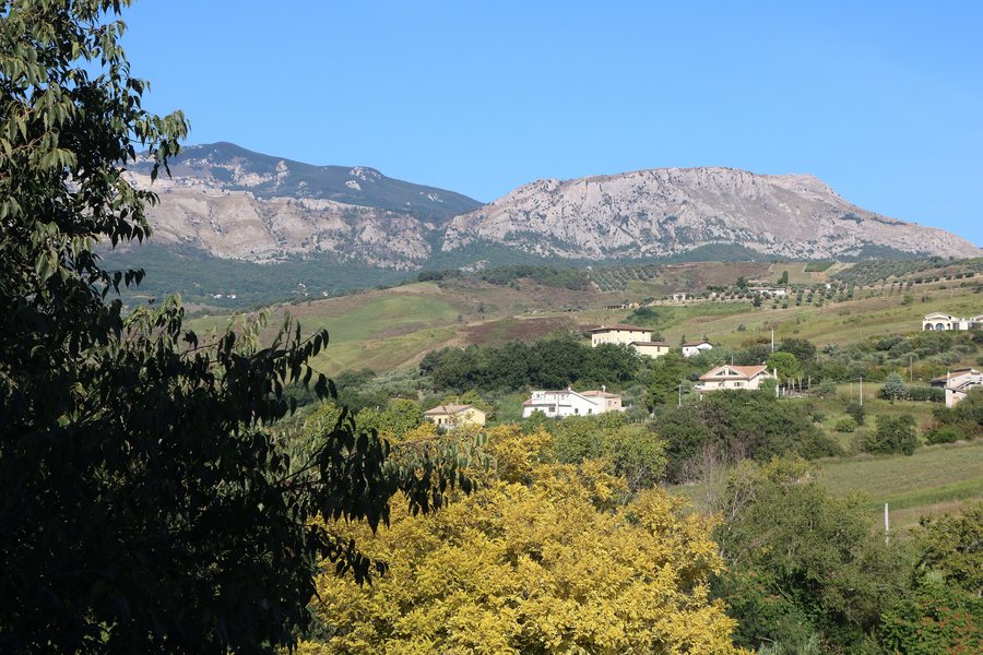 File:Countryside above Torre De'Passeri, Italy 9701.jpg