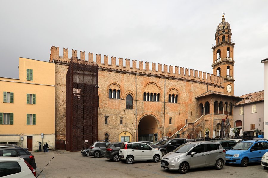File:Faenza, palazzo del podestà e torre civica, 01.jpg