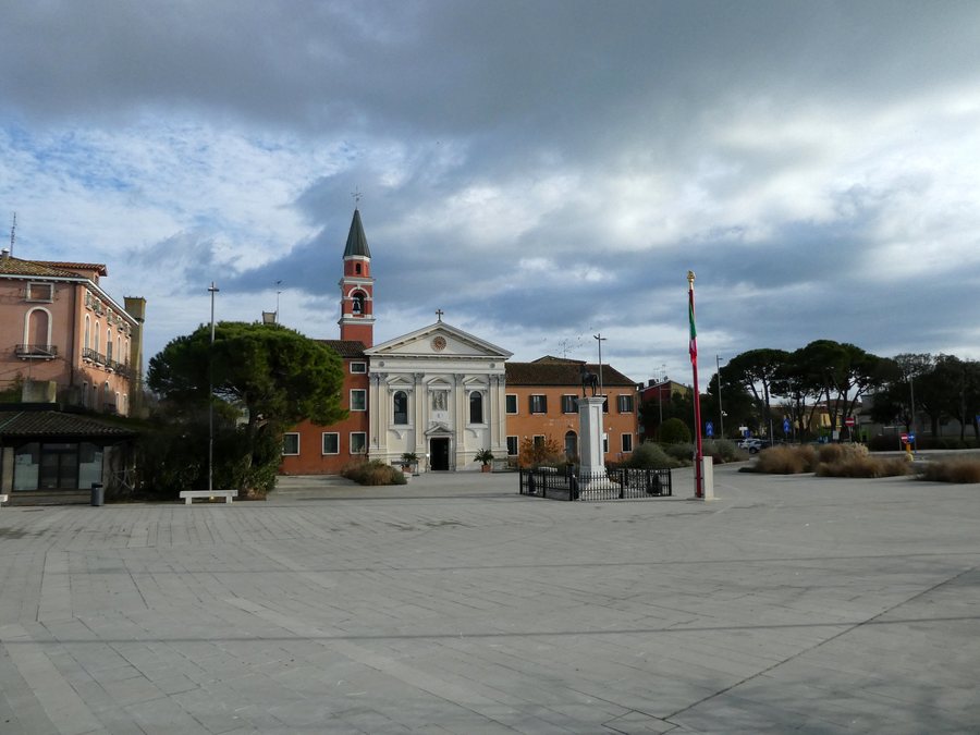 File:Cavallino - Piazza Santa Maria Elisabetta.jpg
