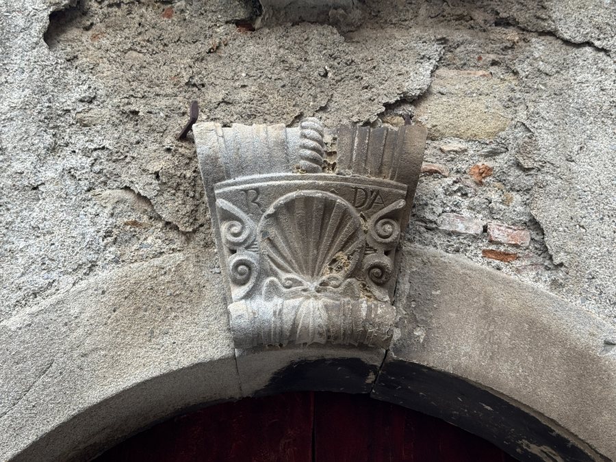 File:Elemento architettonico a Graniti.jpg