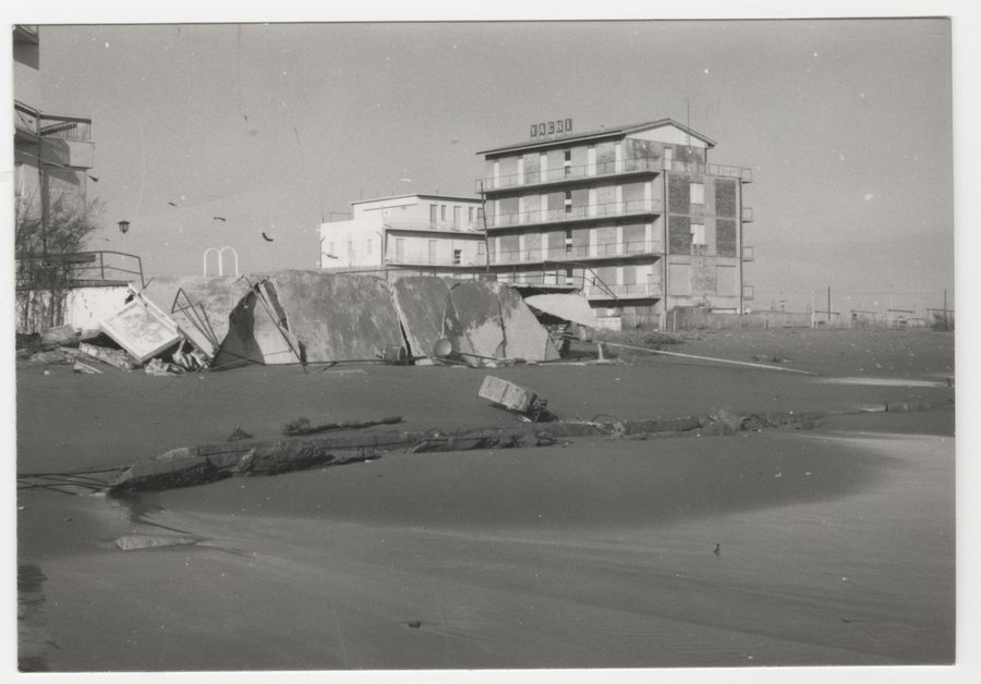File:Photo Lido del Savio (Ravenna, Italy)- erosion and flood, the damages 1967 - Touring Club Italiano 2 6052.jpg