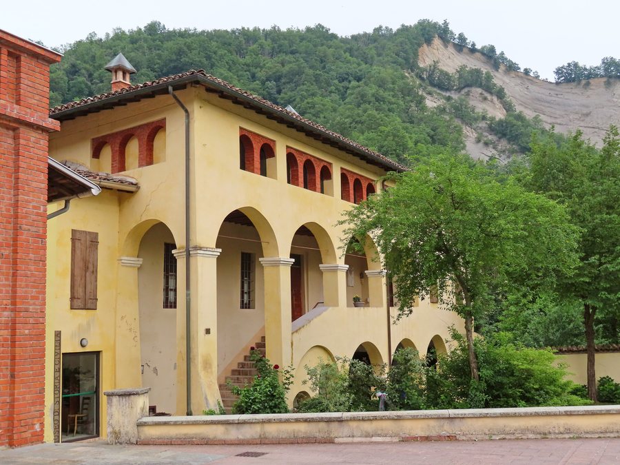 File:Chiesa di San Giorgio Martire (Varano Marchesi, Medesano) - canonica 2 2022-05-22.jpg