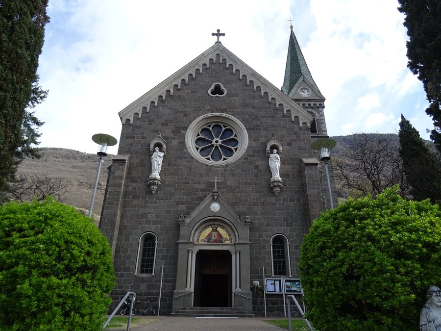 File:Gargazzone, chiesa del Sacro Cuore di Gesù 01.jpg
