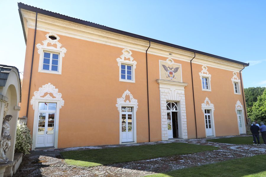 File:Aulla, castello di Pallerone, 05 facciata sul giardino.jpg