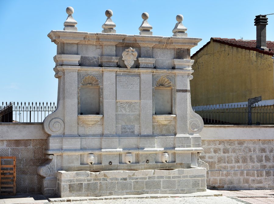 File:BARILE, FONTANA STECCATO.jpg