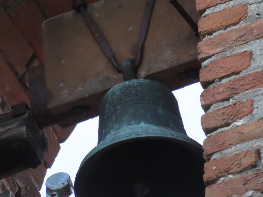 File:Campana di Tre Stelle (Barbaresco) (1).jpg