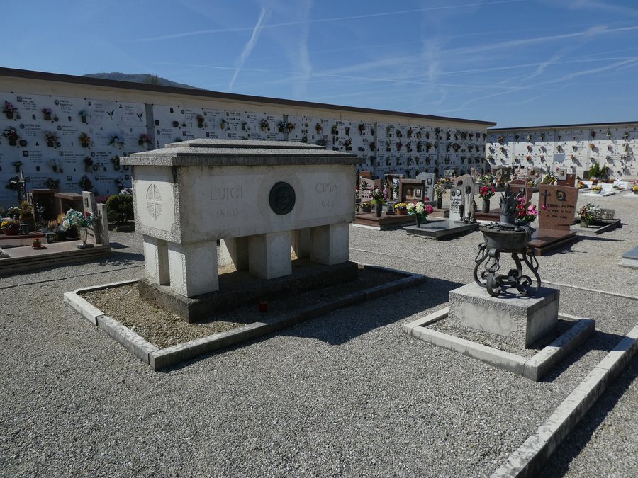 File:Cimitero di Villa di Villa - Tomba di Luigi Cima.jpg